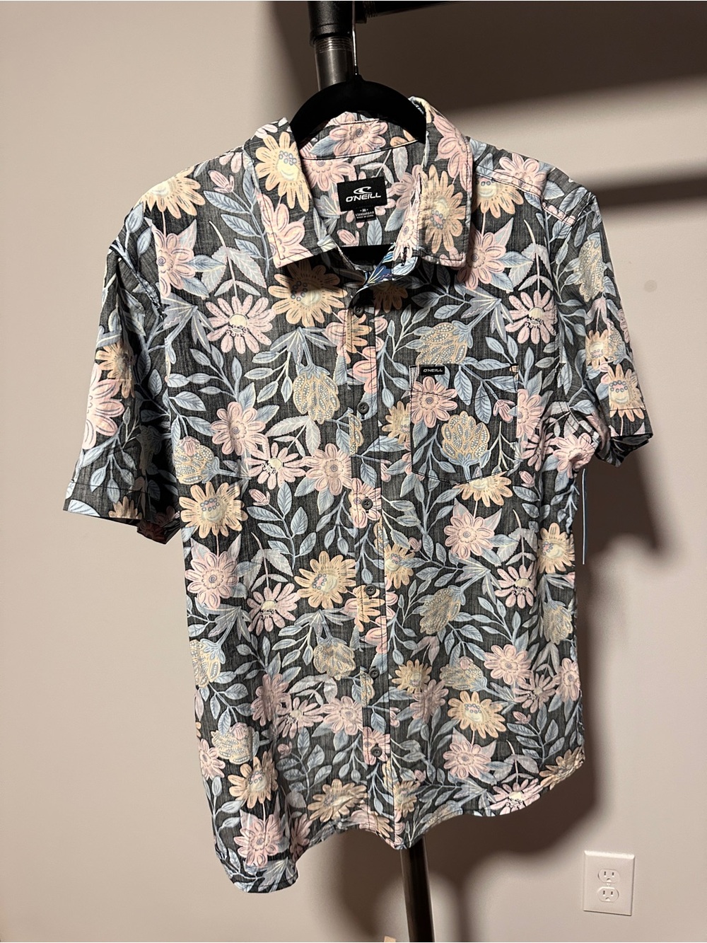 Medium | O’Neill | Black Floral Button-Up Shirt | Tropical Hawaiian - Picture 3 of 7